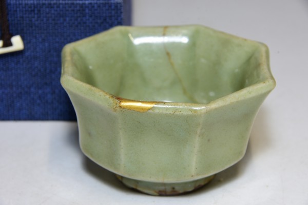 明 龍泉窯 天竜寺青磁 八角盃ぐい呑 伝世 検:印籠根付煎茶碗鉄瓶急須鈿蒔絵根来金銀宋元明清徳利桃山唐津志野織部酒器 60