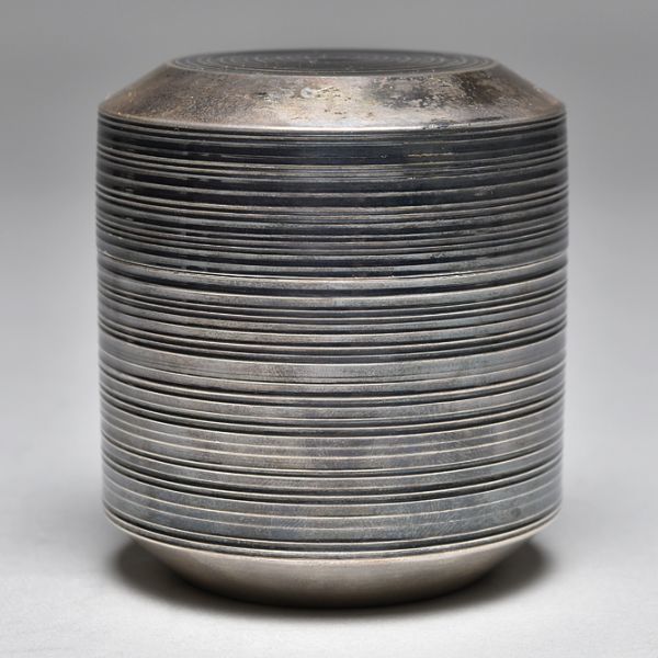 【一眞齋造純銀製「吹雪」糸目文棗116g/共箱】 金工煎茶道具銀器茶具茶入茶壺茶心壺 <Br> 【一眞齋造純銀製「吹雪」糸目文棗116g/共箱】 金工煎茶道具銀器茶具茶入茶壺茶心壺