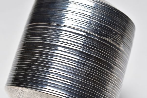 【一眞齋造純銀製「吹雪」糸目文棗116g/共箱】 金工煎茶道具銀器茶具茶入茶壺茶心壺 <Br> 【一眞齋造純銀製「吹雪」糸目文棗116g/共箱】 金工煎茶道具銀器茶具茶入茶壺茶心壺