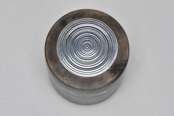 【一眞齋造純銀製「吹雪」糸目文棗116g/共箱】 金工煎茶道具銀器茶具茶入茶壺茶心壺 <Br> 【一眞齋造純銀製「吹雪」糸目文棗116g/共箱】 金工煎茶道具銀器茶具茶入茶壺茶心壺