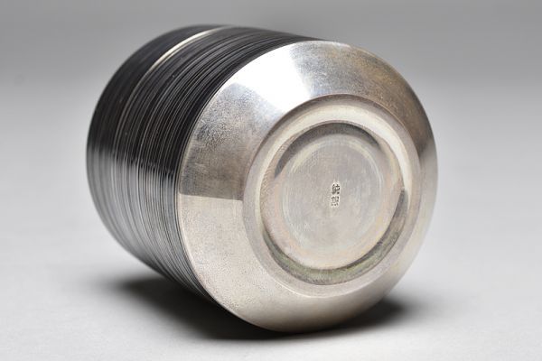 【一眞齋造純銀製「吹雪」糸目文棗116g/共箱】 金工煎茶道具銀器茶具茶入茶壺茶心壺 <Br> 【一眞齋造純銀製「吹雪」糸目文棗116g/共箱】 金工煎茶道具銀器茶具茶入茶壺茶心壺