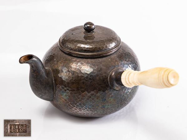 U421。[純銀雕刻]眼茶壺重量206.0克/茶匙茶室茶碗櫃茶碗茶碗銀瓶鐵瓶水藤條水注水下銀器銀銀 原文:U421.【純銀刻】鎚目 急須 重量206.0g / 煎茶道具茶室煎茶器煎茶碗銀瓶鉄瓶湯沸薬缶水注水次銀器シルバーsilver