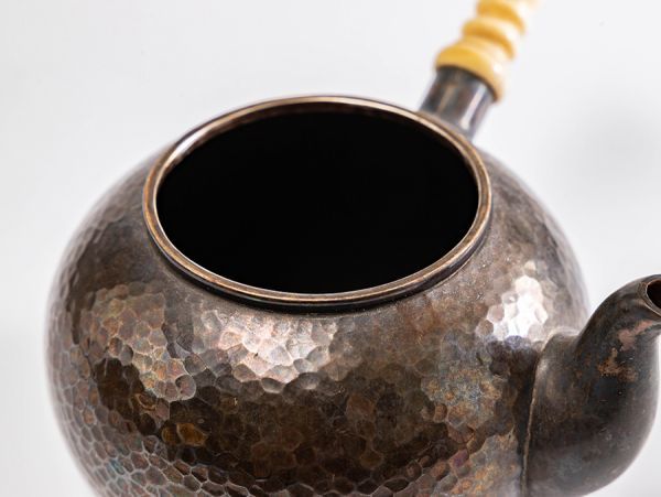 U421。[純銀雕刻]眼茶壺重量206.0克/茶匙茶室茶碗櫃茶碗茶碗銀瓶鐵瓶水藤條水注水下銀器銀銀 原文:U421.【純銀刻】鎚目 急須 重量206.0g / 煎茶道具茶室煎茶器煎茶碗銀瓶鉄瓶湯沸薬缶水注水次銀器シルバーsilver