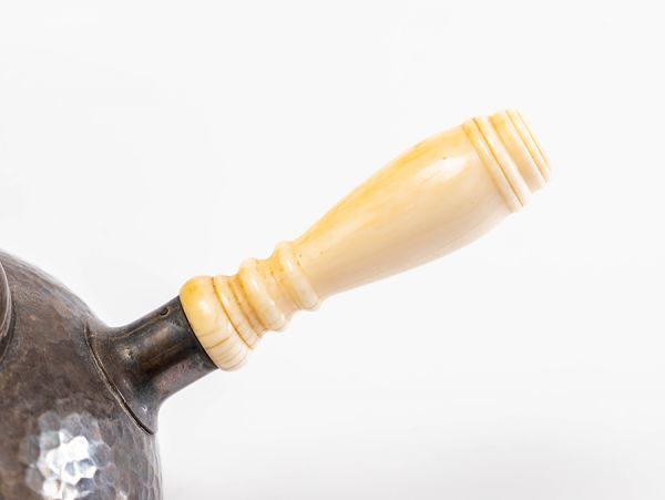 U421。[純銀雕刻]眼茶壺重量206.0克/茶匙茶室茶碗櫃茶碗茶碗銀瓶鐵瓶水藤條水注水下銀器銀銀 原文:U421.【純銀刻】鎚目 急須 重量206.0g / 煎茶道具茶室煎茶器煎茶碗銀瓶鉄瓶湯沸薬缶水注水次銀器シルバーsilver