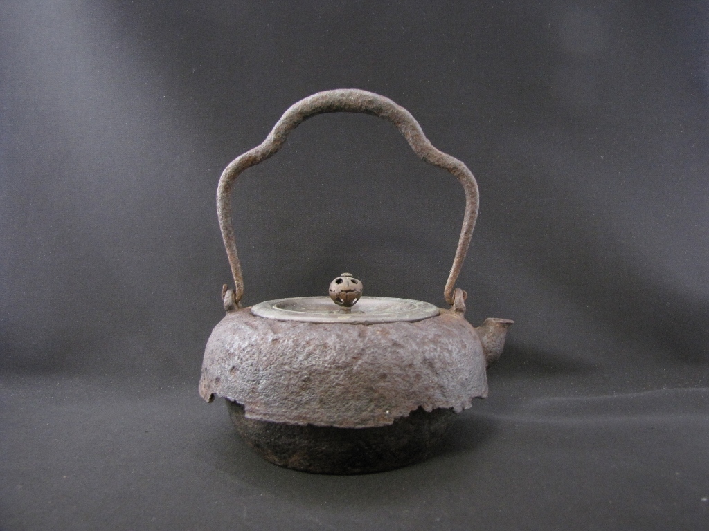 無茶用具KimuHisashido活檢KimuHisashido Odare型鐵壺專家金森TasukuHyoe混凝土只站在標誌Shibukonomi侘寂漏水維修）Ryubundo Kamebundo KimuRyudo Yasuyukikai雨宮隆    原文:金寿堂 尾垂型 鉄瓶 名人 金森佐兵衛造 身在印 渋好み わびさび 水漏れ直しなし 茶道具 金壽堂 検) 龍文堂 亀文堂 金龍堂 安之介 雨宮宗