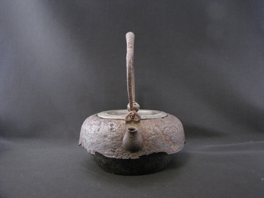 無茶用具KimuHisashido活檢KimuHisashido Odare型鐵壺專家金森TasukuHyoe混凝土只站在標誌Shibukonomi侘寂漏水維修）Ryubundo Kamebundo KimuRyudo Yasuyukikai雨宮隆    原文:金寿堂 尾垂型 鉄瓶 名人 金森佐兵衛造 身在印 渋好み わびさび 水漏れ直しなし 茶道具 金壽堂 検) 龍文堂 亀文堂 金龍堂 安之介 雨宮宗