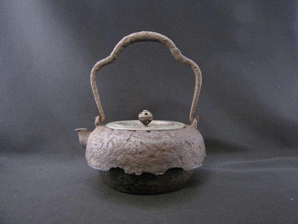 無茶用具KimuHisashido活檢KimuHisashido Odare型鐵壺專家金森TasukuHyoe混凝土只站在標誌Shibukonomi侘寂漏水維修）Ryubundo Kamebundo KimuRyudo Yasuyukikai雨宮隆    原文:金寿堂 尾垂型 鉄瓶 名人 金森佐兵衛造 身在印 渋好み わびさび 水漏れ直しなし 茶道具 金壽堂 検) 龍文堂 亀文堂 金龍堂 安之介 雨宮宗