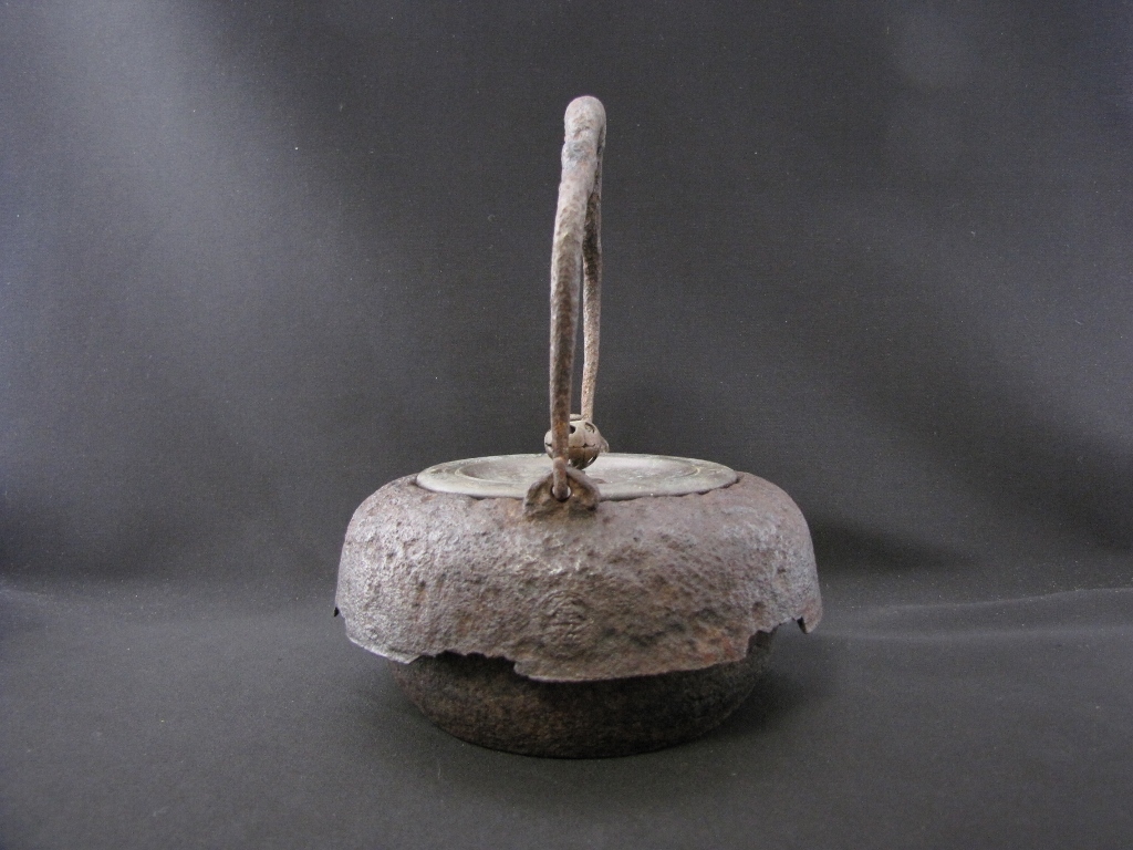 無茶用具KimuHisashido活檢KimuHisashido Odare型鐵壺專家金森TasukuHyoe混凝土只站在標誌Shibukonomi侘寂漏水維修）Ryubundo Kamebundo KimuRyudo Yasuyukikai雨宮隆    原文:金寿堂 尾垂型 鉄瓶 名人 金森佐兵衛造 身在印 渋好み わびさび 水漏れ直しなし 茶道具 金壽堂 検) 龍文堂 亀文堂 金龍堂 安之介 雨宮宗