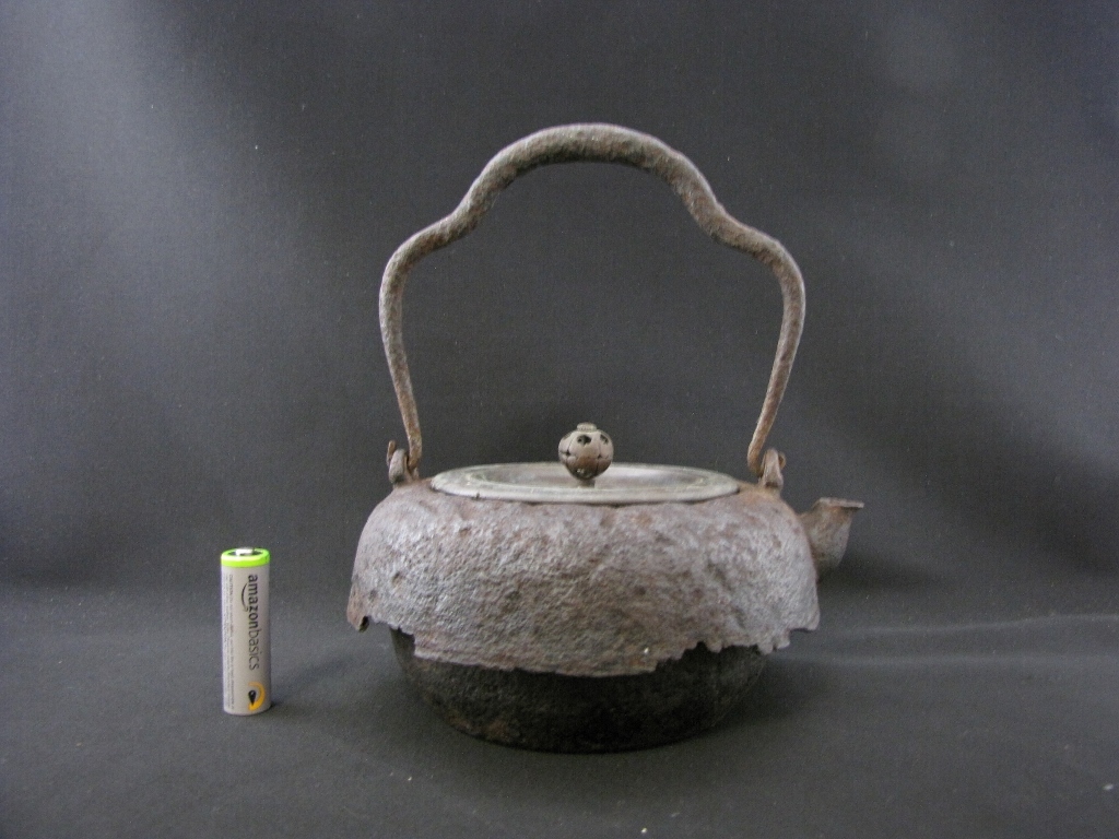 無茶用具KimuHisashido活檢KimuHisashido Odare型鐵壺專家金森TasukuHyoe混凝土只站在標誌Shibukonomi侘寂漏水維修）Ryubundo Kamebundo KimuRyudo Yasuyukikai雨宮隆    原文:金寿堂 尾垂型 鉄瓶 名人 金森佐兵衛造 身在印 渋好み わびさび 水漏れ直しなし 茶道具 金壽堂 検) 龍文堂 亀文堂 金龍堂 安之介 雨宮宗