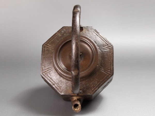 收藏/明治時代Ryuudo娃娃建築Yasunosuke / Waitetsu岩天空鳥山水Tintry虎銅蓋鐵瓶630    原文:蔵出/明治期龍文堂造安之介/和鉄岩肌鳥山水地紋唐銅蓋鉄瓶 630