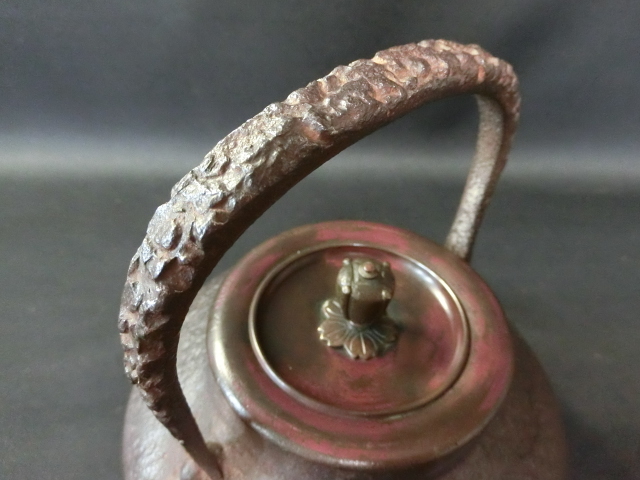 【近】時代鉄瓶②般清堂名人 般若清助 作 龍文堂蓋 素紋虫食持手斑紫銅蓋鉄瓶 胴印有 原文:【近】時代鉄瓶②般清堂名人 般若清助 作 龍文堂蓋 素紋虫食持手斑紫銅蓋鉄瓶 胴印有