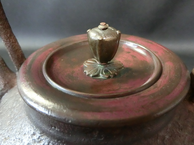 【近】時代鉄瓶②般清堂名人 般若清助 作 龍文堂蓋 素紋虫食持手斑紫銅蓋鉄瓶 胴印有 原文:【近】時代鉄瓶②般清堂名人 般若清助 作 龍文堂蓋 素紋虫食持手斑紫銅蓋鉄瓶 胴印有