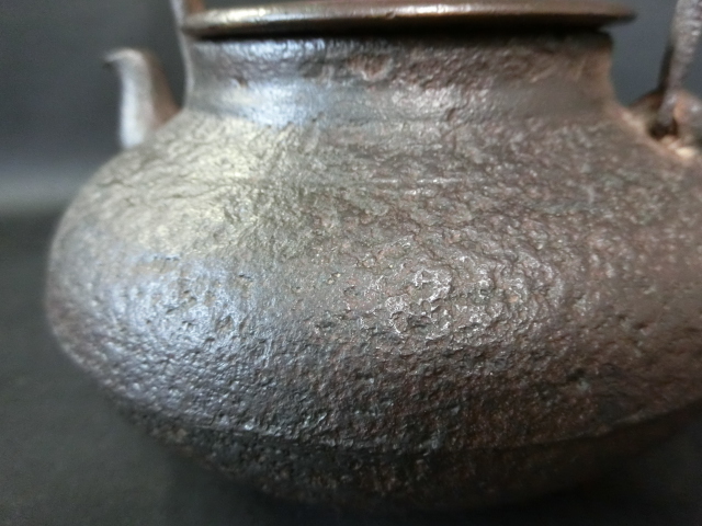 【近】時代鉄瓶②般清堂名人 般若清助 作 龍文堂蓋 素紋虫食持手斑紫銅蓋鉄瓶 胴印有 原文:【近】時代鉄瓶②般清堂名人 般若清助 作 龍文堂蓋 素紋虫食持手斑紫銅蓋鉄瓶 胴印有