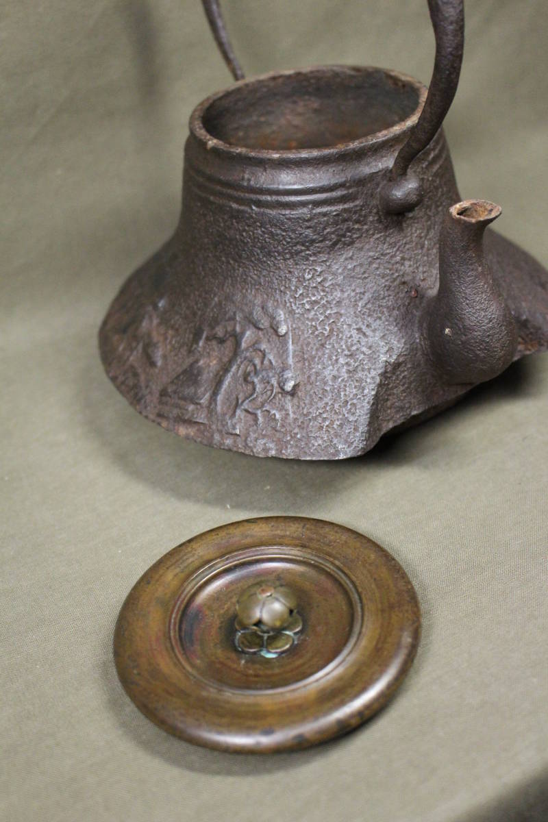 【凜】Ryujido Kozo“Urashima Taro”唐人/海岸地地文亀型瓶 原文:【凛】 龍文堂造 古作 「浦島太郎」 唐人/海辺地文 亀型鉄瓶