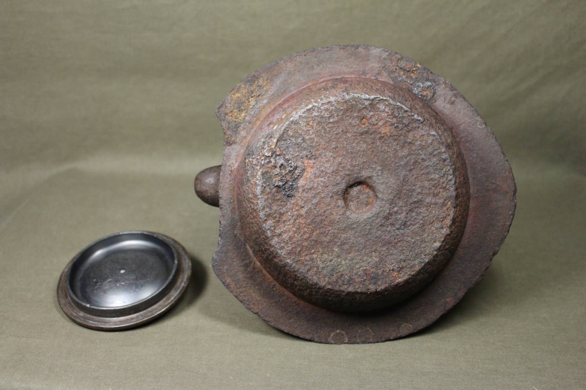 【凜】Ryujido Kozo“Urashima Taro”唐人/海岸地地文亀型瓶 原文:【凛】 龍文堂造 古作 「浦島太郎」 唐人/海辺地文 亀型鉄瓶