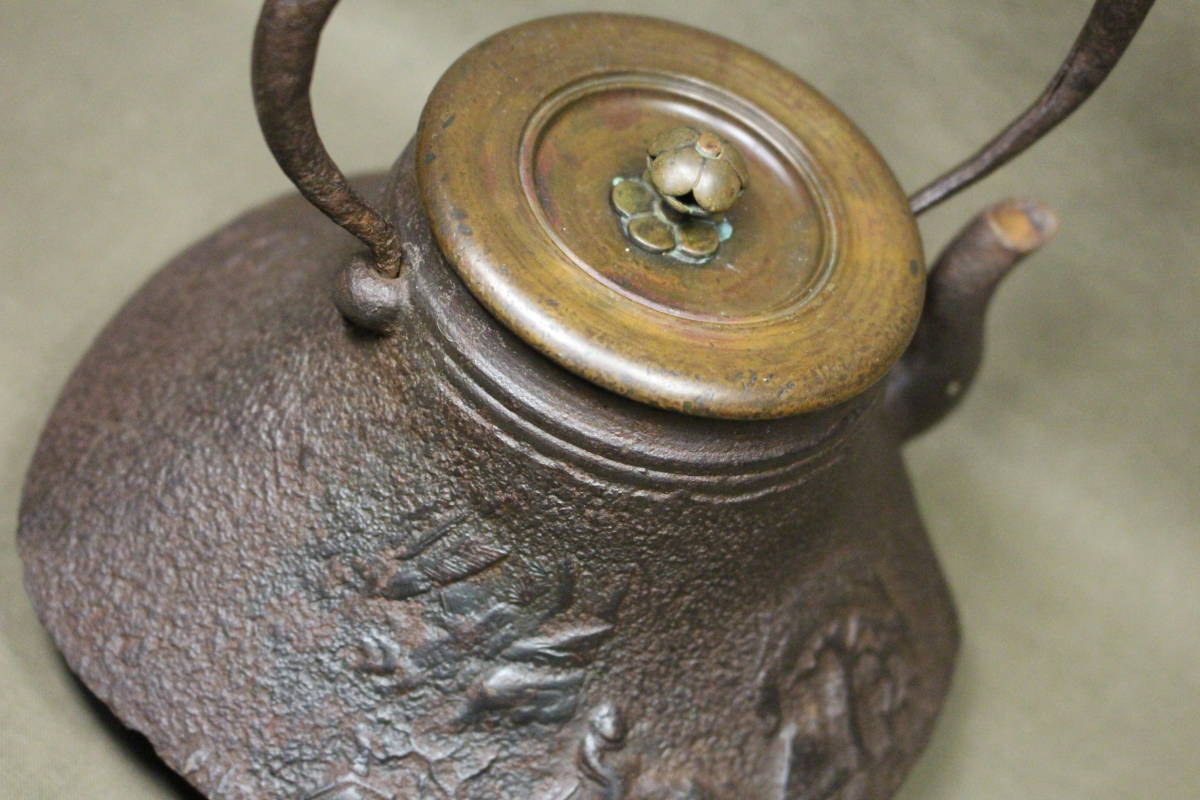 【凜】Ryujido Kozo“Urashima Taro”唐人/海岸地地文亀型瓶 原文:【凛】 龍文堂造 古作 「浦島太郎」 唐人/海辺地文 亀型鉄瓶