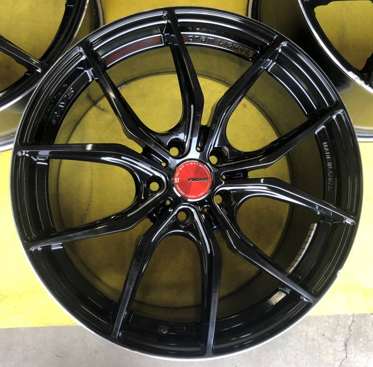 ☆銷售☆RAYS克燈57 FXX提升克☆19英寸114.3 5 H（5孔）8.5 j 9.5 j 4件套    原文:☆　売切り　☆　RAYS　gram LIGHTS 57FXX　レイズ　グラムライツ　☆　19インチ　114.3　5H（5穴）　8.5ｊ　9.5ｊ　４本セット