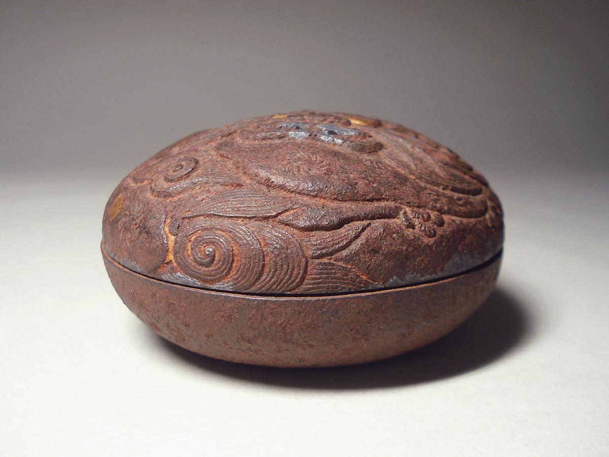 ▲榮譽▲▲江戶金考鐵藝鍍金青銅鑲嵌獅子圖內胎純銀張桐木盒子，江戶時代保證    原文:▲敬逢▲江戸金工 鍛鉄地金銀象嵌獅子図香合 内純銀張 桐箱付 江戸期 保証品