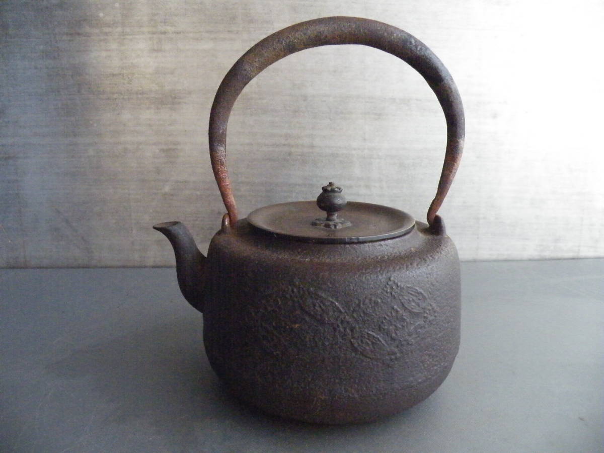 鐵瓶Daiojo Ryunodori(Annosuke)花推銅蓋茶具 原文:鉄瓶 道安形 龍文堂造(安之助)花押銅蓋 煎茶道具