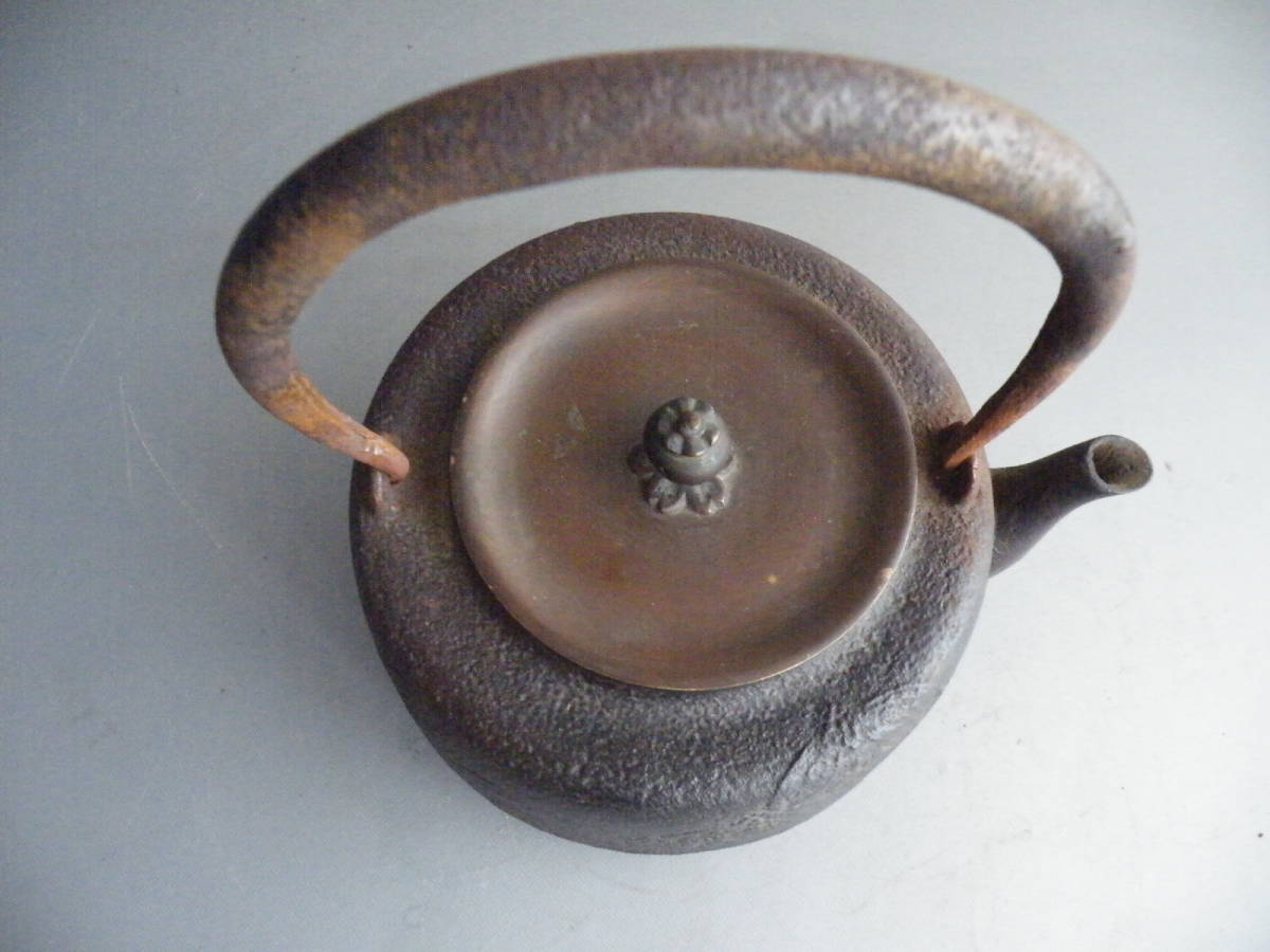 鐵瓶Daiojo Ryunodori(Annosuke)花推銅蓋茶具 原文:鉄瓶 道安形 龍文堂造(安之助)花押銅蓋 煎茶道具