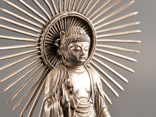 【流】偉大的佛教老師松久仁仁先生純銀製作阿彌陀佛小眾形象重量520克聯合盒XCA 381    原文:【流】大仏師松久宗琳作 純銀製阿弥陀如来像 重量520g 共箱 XCA381