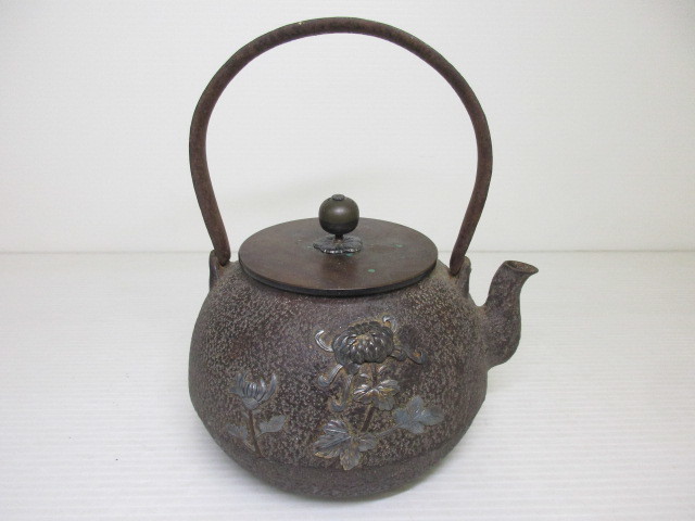 1809SOG012 茶道具 鉄瓶 金寿堂造 菊花 蝶 高肉象嵌 総重量約1538g 詳細不明