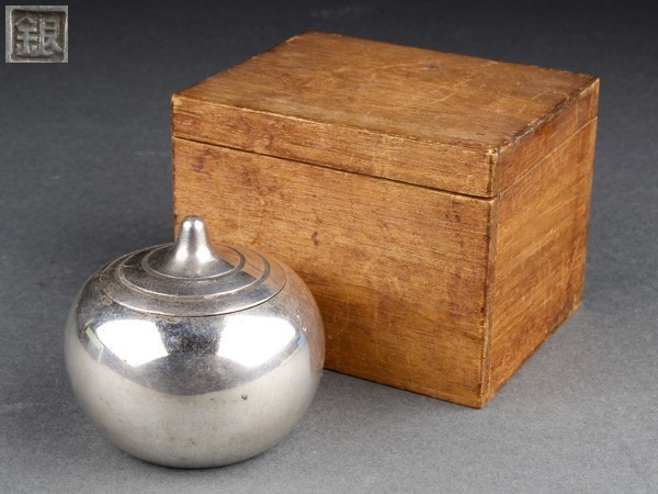 【Uwe】銀色封麵茶道用海蜇盒KB233 原文:【宇】うぶ品 銀製 蓋物 茶入 棗 箱付 KB233