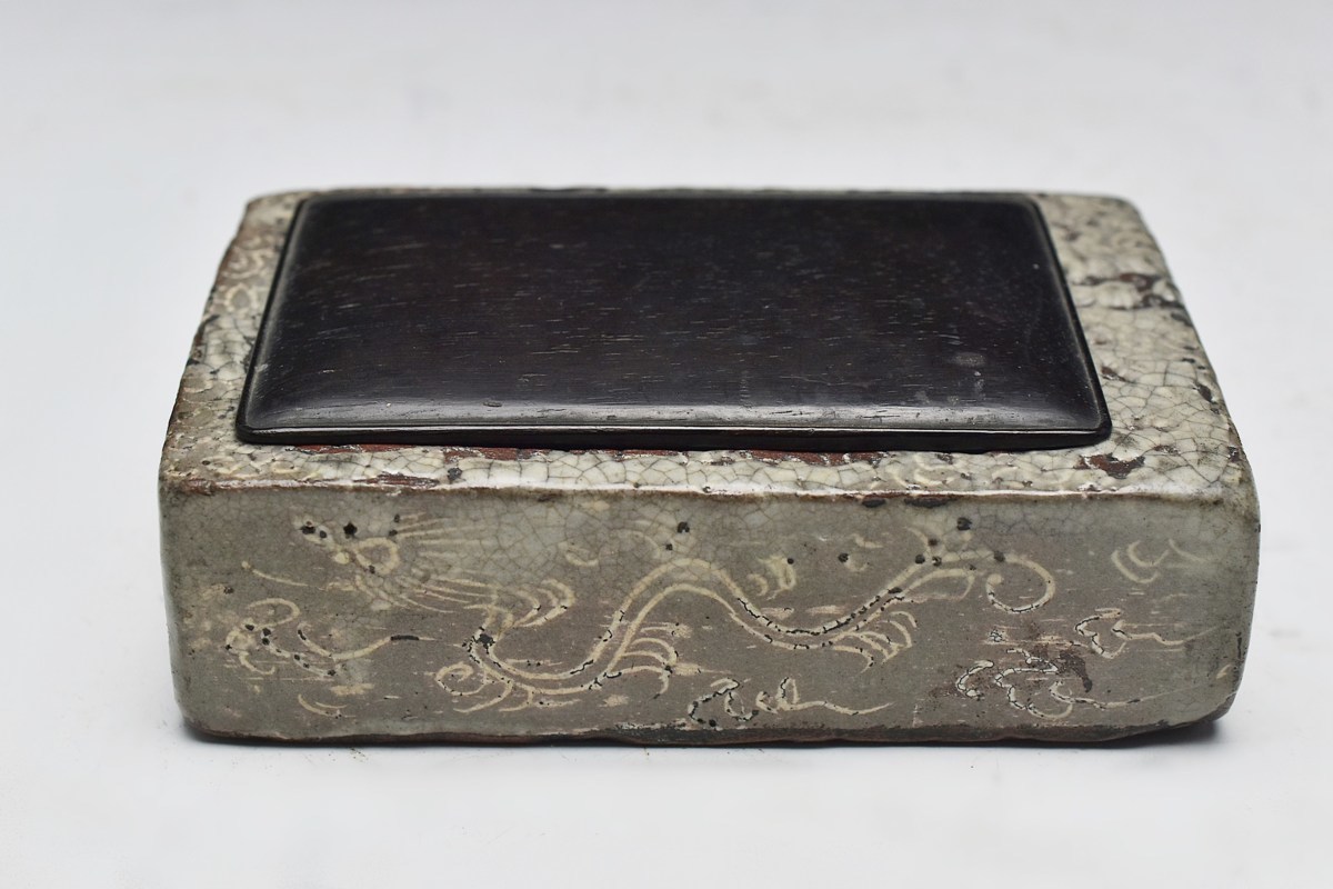 【逗子邸宅T様個人蔵67】宋代白釉雲竜象嵌青磁硯・唐木蓋付属 9.3*14.7*4.2cm ◆中国古玩骨董ZS67    原文:【逗子邸宅T様個人蔵67】宋代白釉雲竜象嵌青磁硯・唐木蓋付属 9.3*14.7*4.2cm ◆中国古玩骨董ZS67