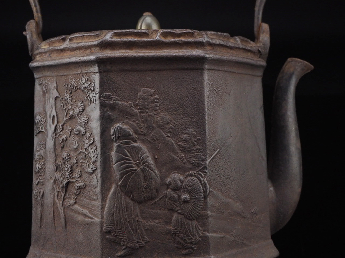 【夢工房】金龍堂 名人 大國 寿朗 造 漢詩 唐賢人 文 八角 鉄瓶 在銘　　C549    原文:【夢工房】金龍堂 名人 大國 寿朗 造 漢詩 唐賢人 文 八角 鉄瓶 在銘　　C549