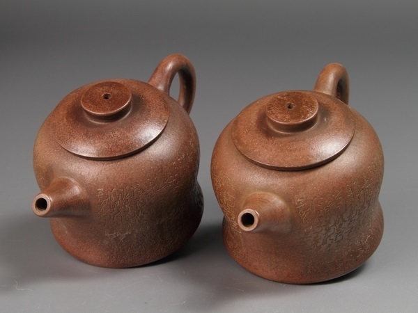 蔵出/時代煎茶唐物/中国古玩宜興紫砂名人作/朱泥梨皮肌般若心経刻急須一雙/BS2    原文:蔵出/時代煎茶唐物/中国古玩宜興紫砂名人作/朱泥梨皮肌般若心経刻急須一雙/BS2