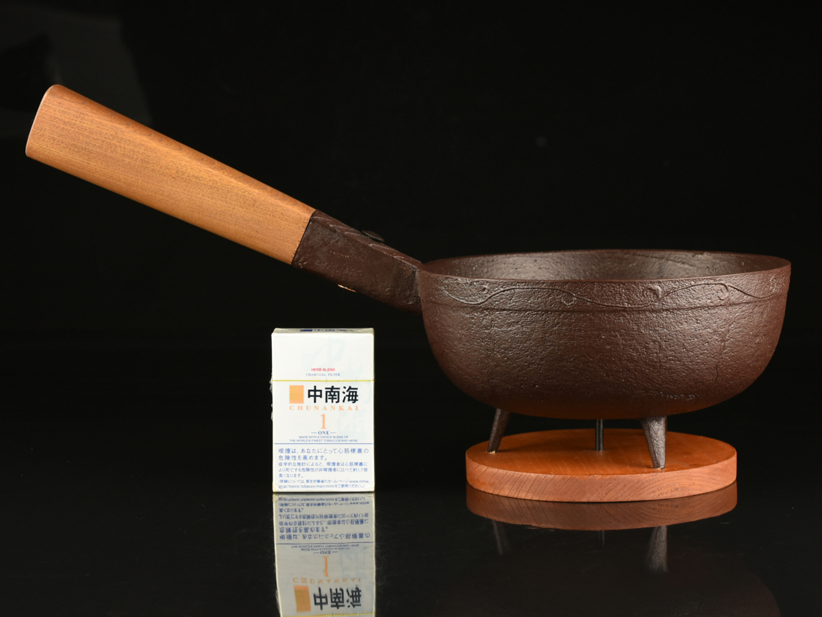 【Kojin】Kanamori Shinei Arabata Monster鐵木紋火煤進入◆茶道/浸泡工具/古董藝術/時代 原文:【古多】金森紹栄 唐草紋鉄製木柄火起こし 炭入◆茶道具/煎茶道具/古美術/時代品