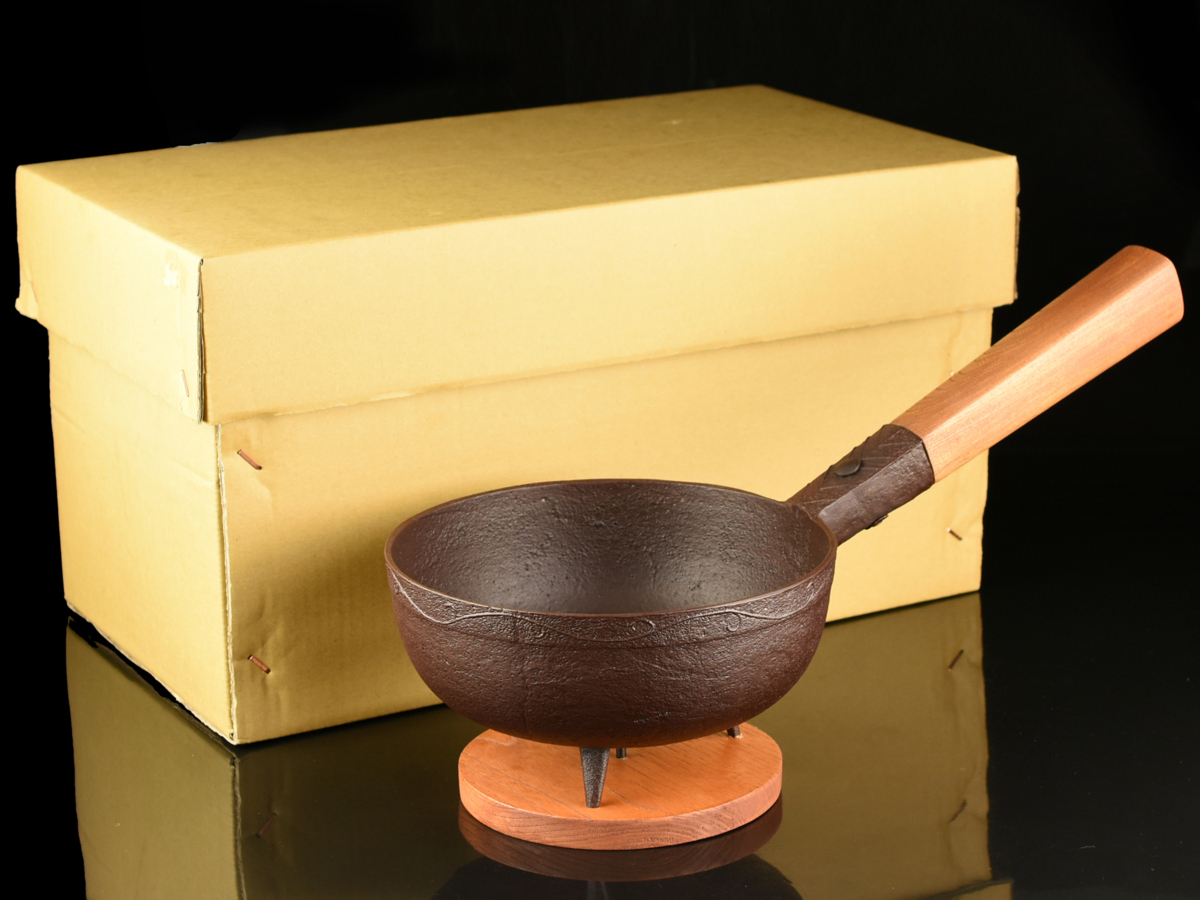 【Kojin】Kanamori Shinei Arabata Monster鐵木紋火煤進入◆茶道/浸泡工具/古董藝術/時代 原文:【古多】金森紹栄 唐草紋鉄製木柄火起こし 炭入◆茶道具/煎茶道具/古美術/時代品