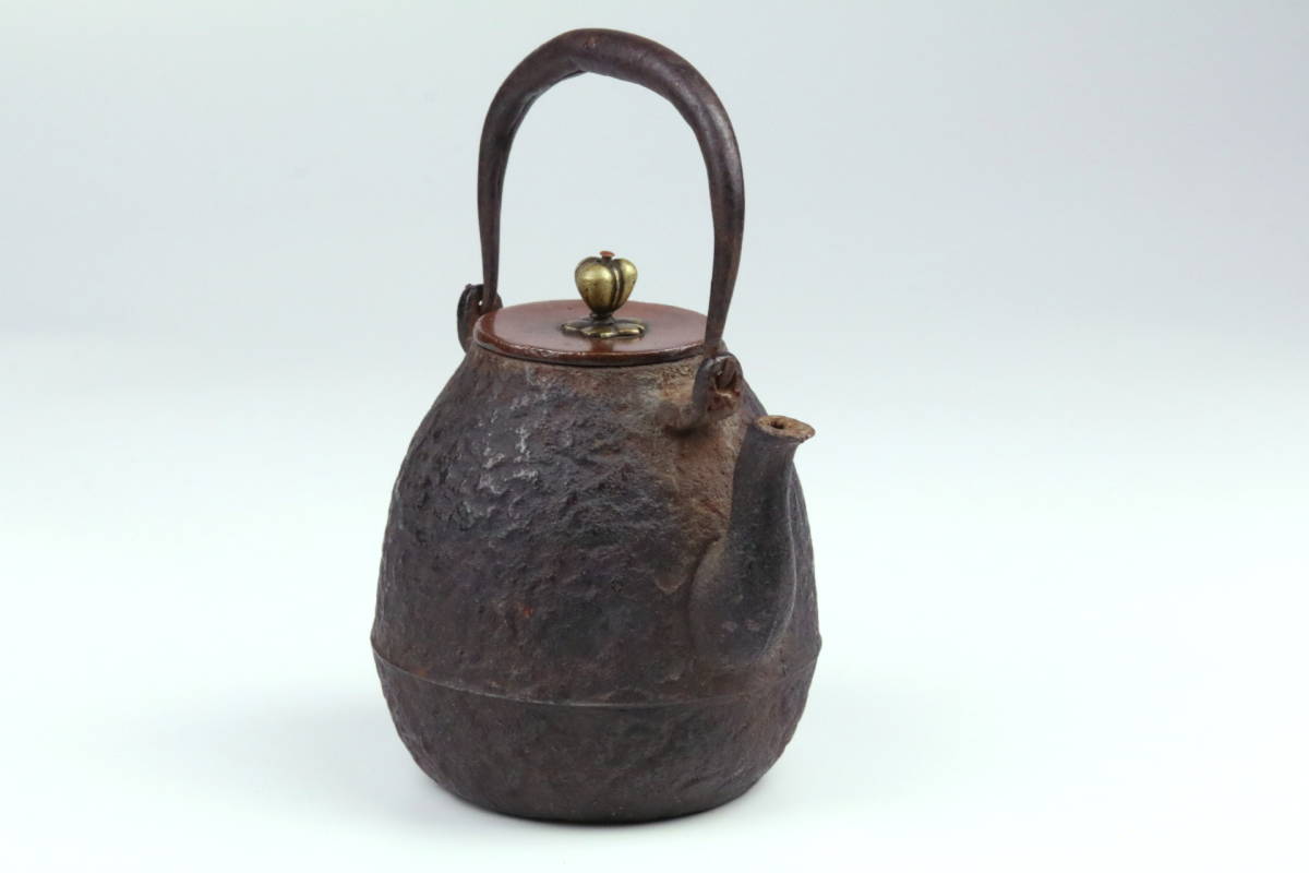 【春】金寿堂造岩肌地紋豆鉄瓶 共箱 K-20    原文:【春】金寿堂造岩肌地紋豆鉄瓶 共箱 K-20