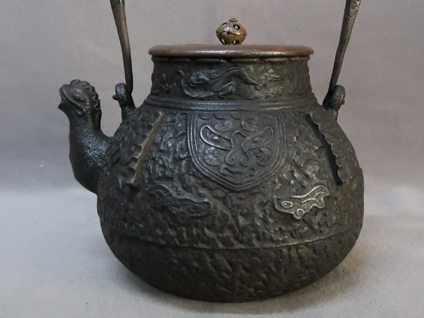 ● 鉄瓶 龍文堂造 獣口 饕餮文 宝珠型 ●    原文:● 鉄瓶 龍文堂造 獣口 饕餮文 宝珠型 ●