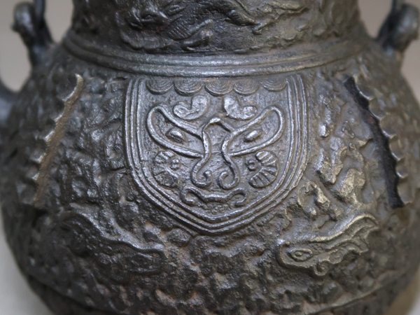 ● 鉄瓶 龍文堂造 獣口 饕餮文 宝珠型 ●    原文:● 鉄瓶 龍文堂造 獣口 饕餮文 宝珠型 ●