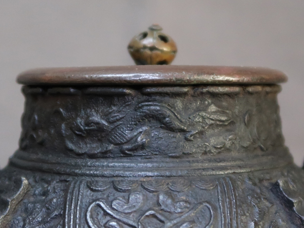 ● 鉄瓶 龍文堂造 獣口 饕餮文 宝珠型 ●    原文:● 鉄瓶 龍文堂造 獣口 饕餮文 宝珠型 ●