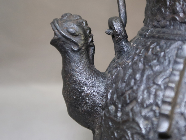 ● 鉄瓶 龍文堂造 獣口 饕餮文 宝珠型 ●    原文:● 鉄瓶 龍文堂造 獣口 饕餮文 宝珠型 ●