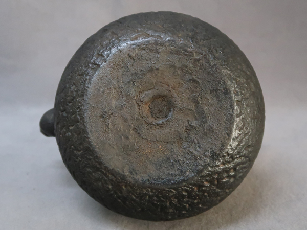 ● 鉄瓶 龍文堂造 獣口 饕餮文 宝珠型 ●    原文:● 鉄瓶 龍文堂造 獣口 饕餮文 宝珠型 ●