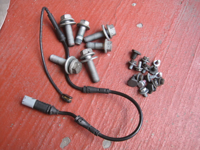     原文: BMW純正★ M Performance 18インチ ブレーキ システム レッド F30 F31 F36 F3・・・中古品