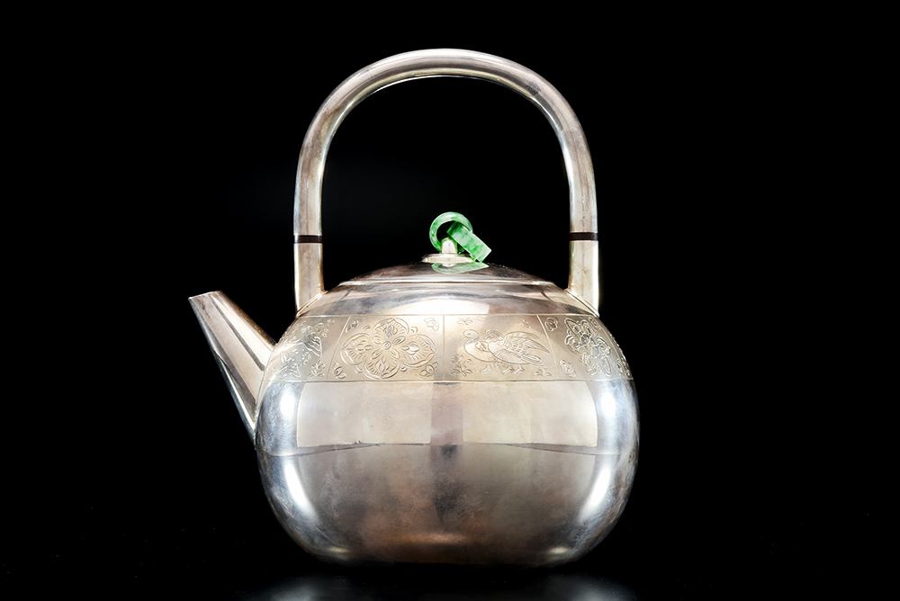 原文:【夢工房】 初代 竹影堂 栄真造 純銀 翡翠環摘 周尺 模様 彫刻 砲口 土器式 銀瓶 湯沸 共箱 630g 0085