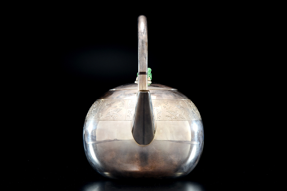 原文:【夢工房】 初代 竹影堂 栄真造 純銀 翡翠環摘 周尺 模様 彫刻 砲口 土器式 銀瓶 湯沸 共箱 630g 0085