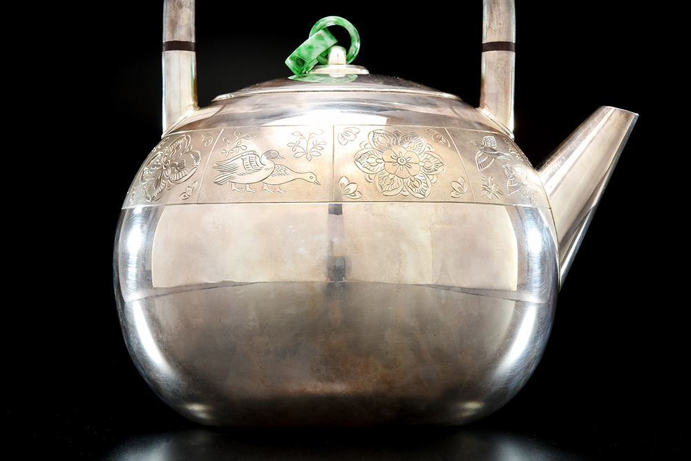 原文:【夢工房】 初代 竹影堂 栄真造 純銀 翡翠環摘 周尺 模様 彫刻 砲口 土器式 銀瓶 湯沸 共箱 630g 0085