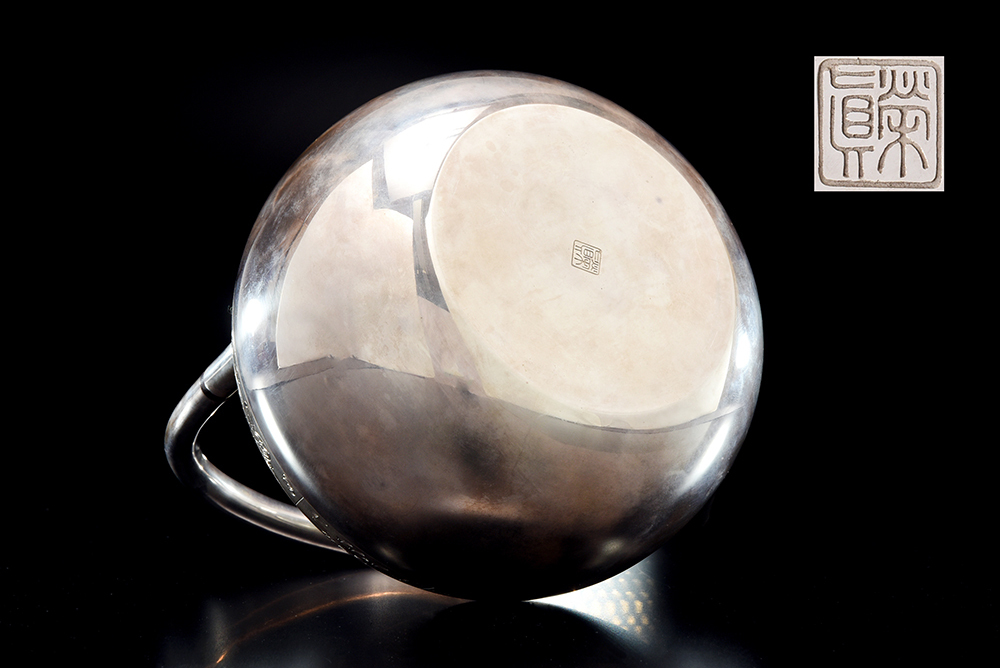 原文:【夢工房】 初代 竹影堂 栄真造 純銀 翡翠環摘 周尺 模様 彫刻 砲口 土器式 銀瓶 湯沸 共箱 630g 0085