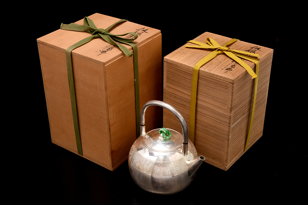 原文:【夢工房】 初代 竹影堂 栄真造 純銀 翡翠環摘 周尺 模様 彫刻 砲口 土器式 銀瓶 湯沸 共箱 630g 0085