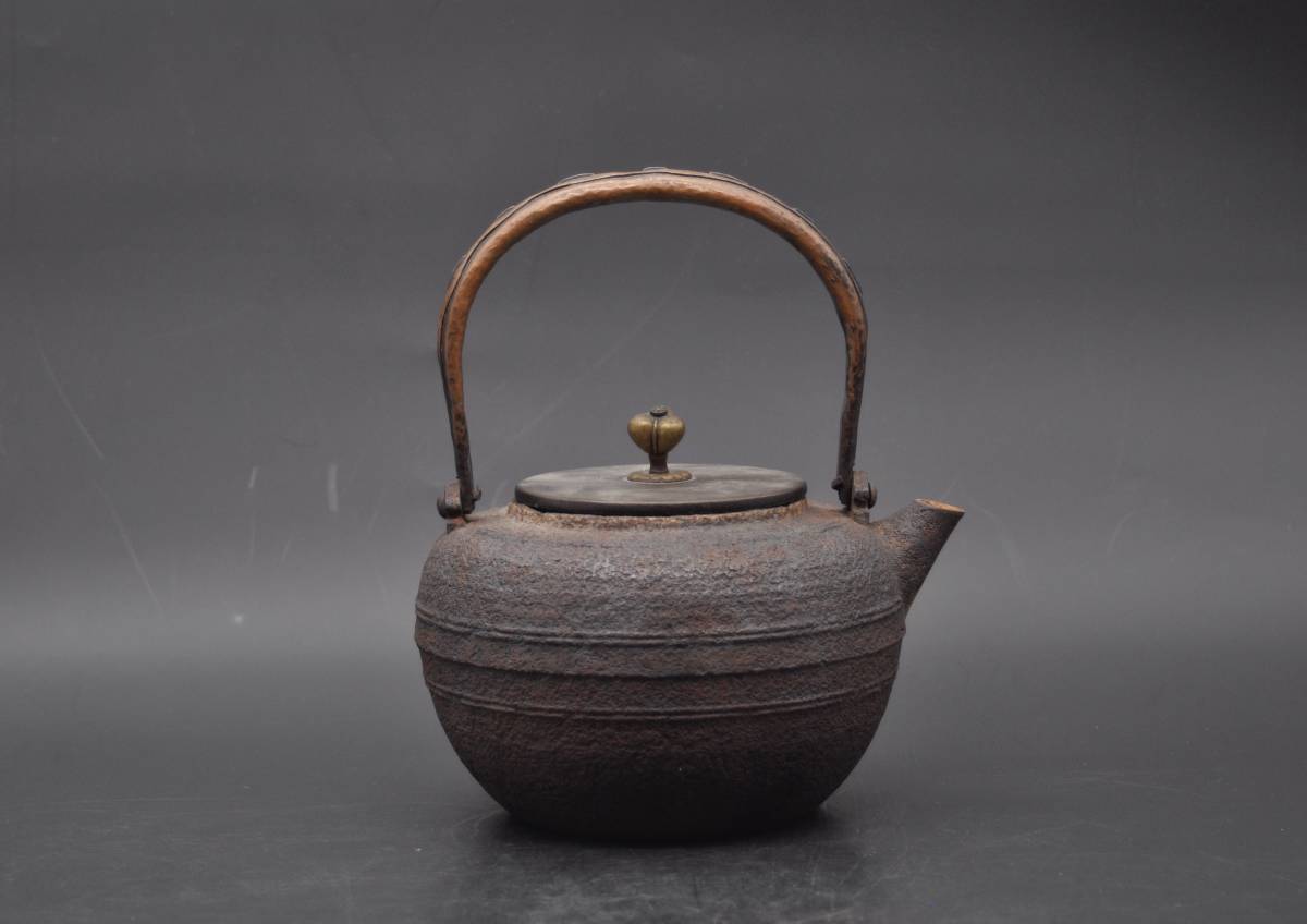     原文:金寿堂造 銅弦 砲口鉄瓶 銅蓋 在銘 時代煎茶道具 鉄壺 湯沸 YK18026