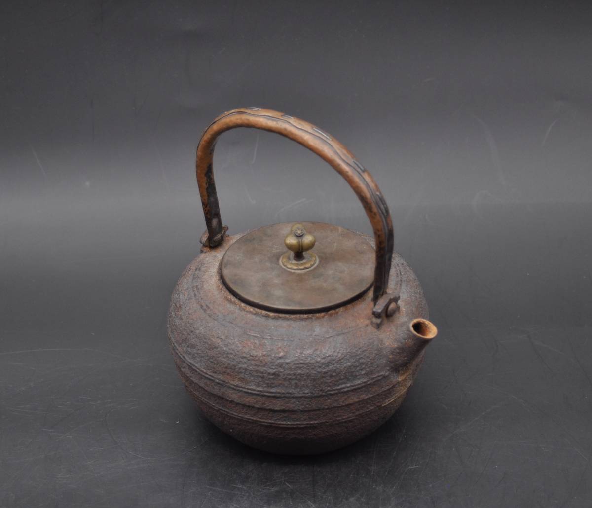    原文:金寿堂造 銅弦 砲口鉄瓶 銅蓋 在銘 時代煎茶道具 鉄壺 湯沸 YK18026