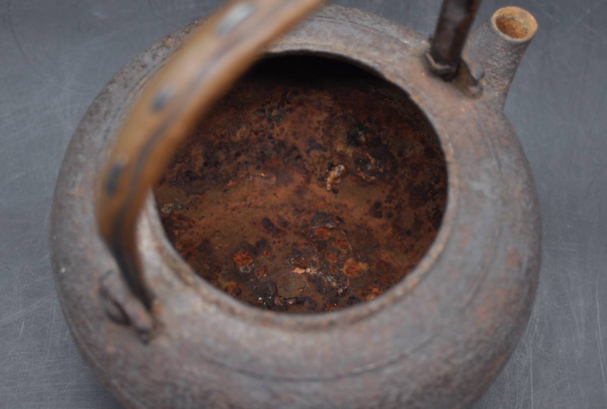     原文:金寿堂造 銅弦 砲口鉄瓶 銅蓋 在銘 時代煎茶道具 鉄壺 湯沸 YK18026