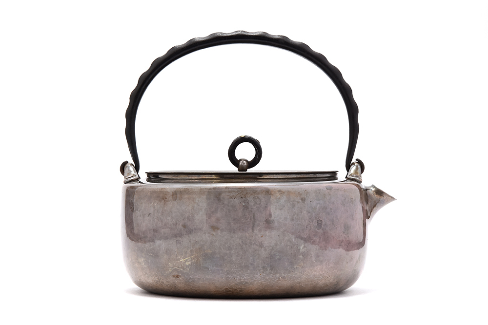     原文:【夢工房】北村 静香 作 口打出 南鐐 （純銀） 鉄釣提手 鉄環摘蓋 平丸形瓶 湯沸 銀瓶 共箱　433ｇ　　D581