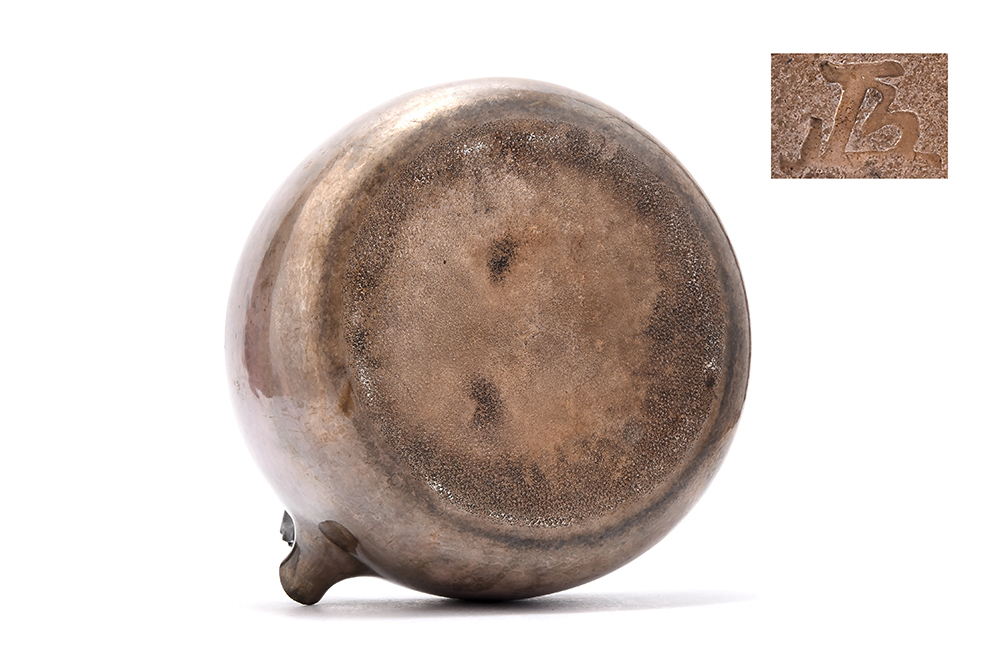     原文:【夢工房】北村 静香 作 口打出 南鐐 （純銀） 鉄釣提手 鉄環摘蓋 平丸形瓶 湯沸 銀瓶 共箱　433ｇ　　D581