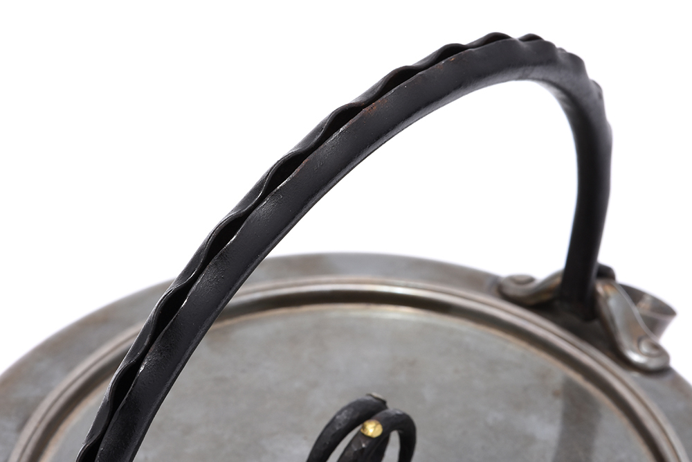     原文:【夢工房】北村 静香 作 口打出 南鐐 （純銀） 鉄釣提手 鉄環摘蓋 平丸形瓶 湯沸 銀瓶 共箱　433ｇ　　D581